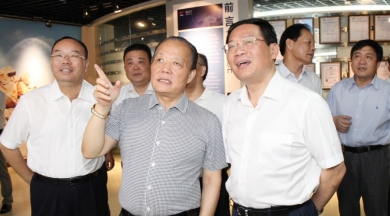 2014年7月，時(shí)任浙江省委副書記、省長(zhǎng)李強(qiáng)到中國(guó)巨石視察。李強(qiáng)稱贊巨石是真正國(guó)際化的企業(yè)，鼓勵(lì)巨石加大科技創(chuàng)新，做好強(qiáng)鏈、補(bǔ)鏈、延鏈，積極拓展市場(chǎng)，做大做強(qiáng)。